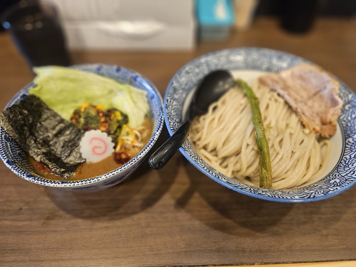 hide_812105's tweet photo. 狼煙東大宮店
限定の攻めすぎたカレーつけ麺、中盛
麺の上のアスパラとチャーシューに目が惹かれる
スパイシーなカレーに、ホウレン草やコーンが入っていて美味しいもの全部のせ
辛すぎたらハッパで舌を休めてあっという間に完食
ギリギリスープ割りが出来る量が残って良かった
美味しかった～ https://t.co/iuDq0cg2Ri
