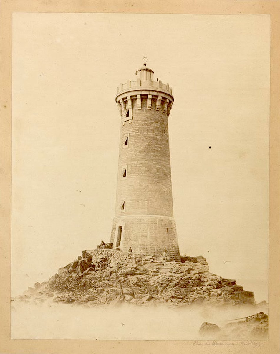 💡 Le 1er mai, c'est -aussi- l'anniversaire du phare des Pierres Noires! Allumé le 1er mai 1872, il fête ses 154 ans aujourd'hui! 🎂

Mais puisque c'est avant tout la journée internationale des travailleurs, hommage aux ouvriers qui ont construit ce phare et tous les autres. ✊