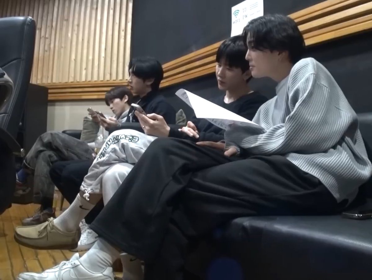 pretty joo while waiting for recording ~🫪🫪 his face is really smol