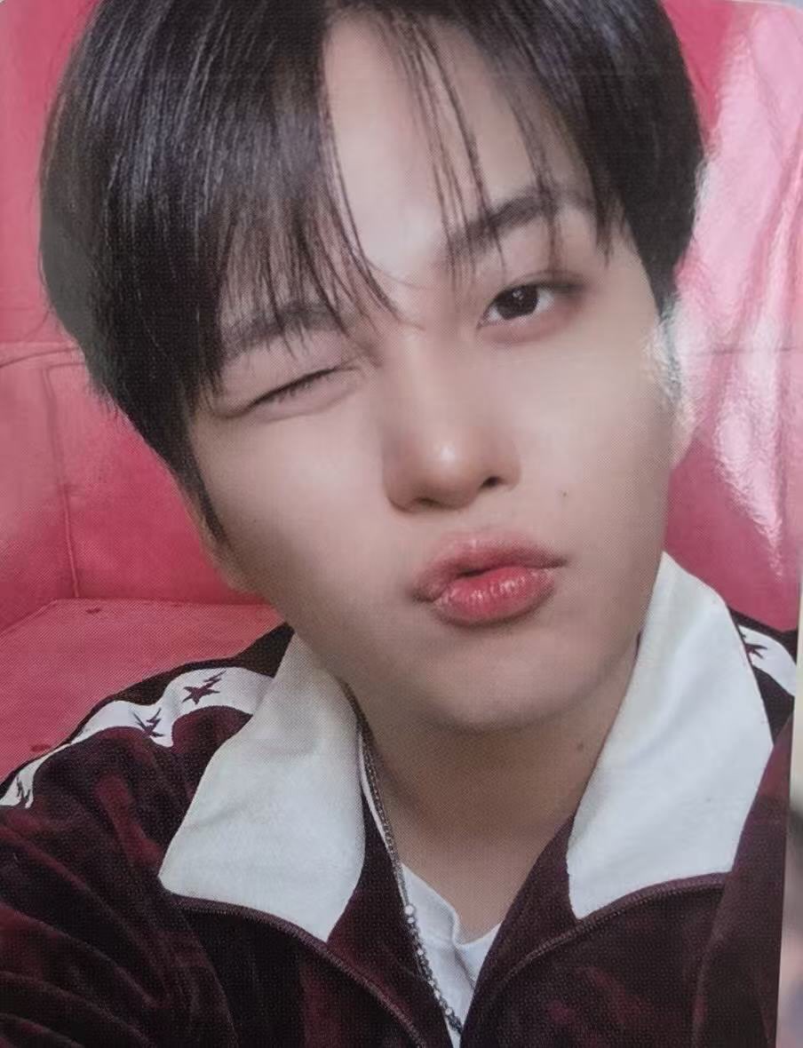 the worst thing about the retro sticker book is the fact that the photocard is random and i have a 1/8 chance of scoring this jongho pc ..