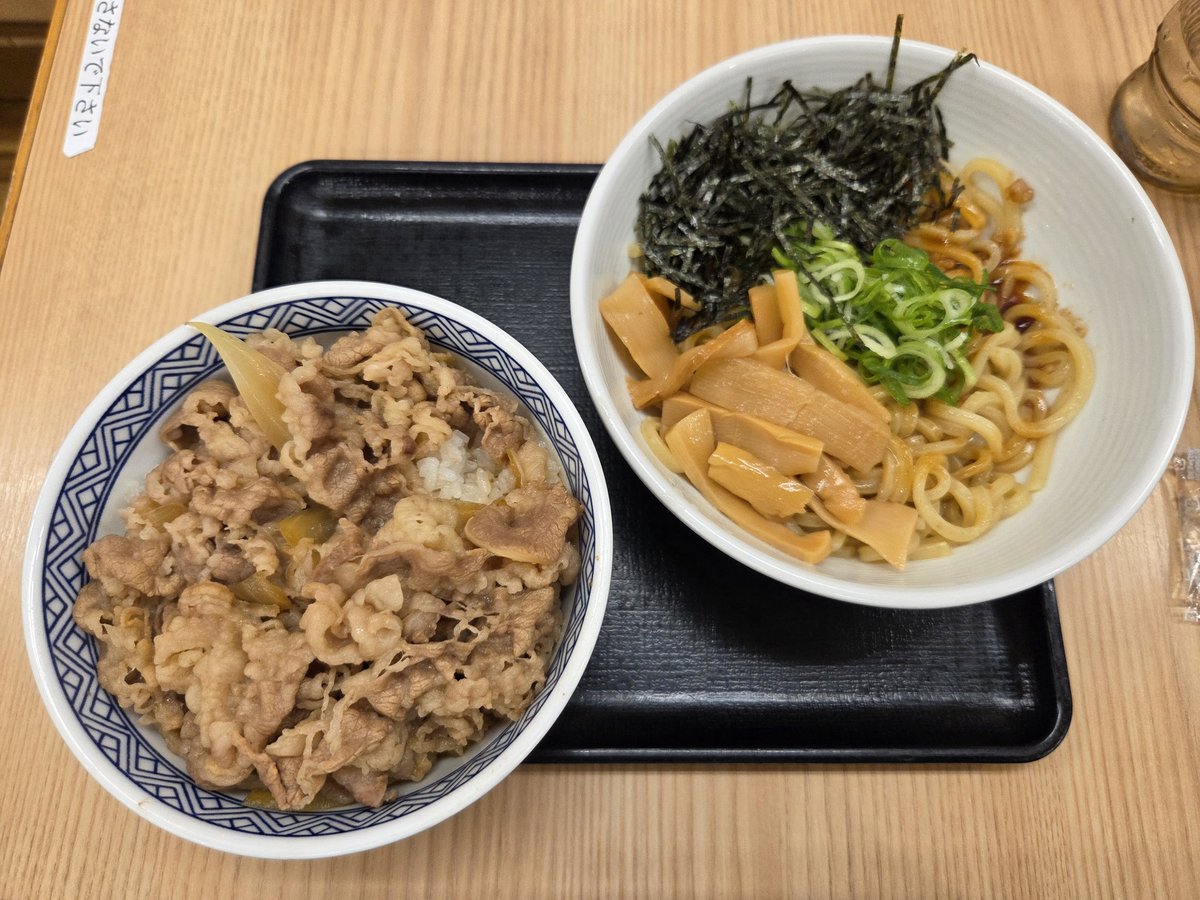 おつかれちゃん🍵

今日は忙しすぎて！

今からお昼ごはん！

コレ食うよ！

牛丼＆油そば！！

いただきます🍴🙏

#吉野家 #牛丼 #油そば