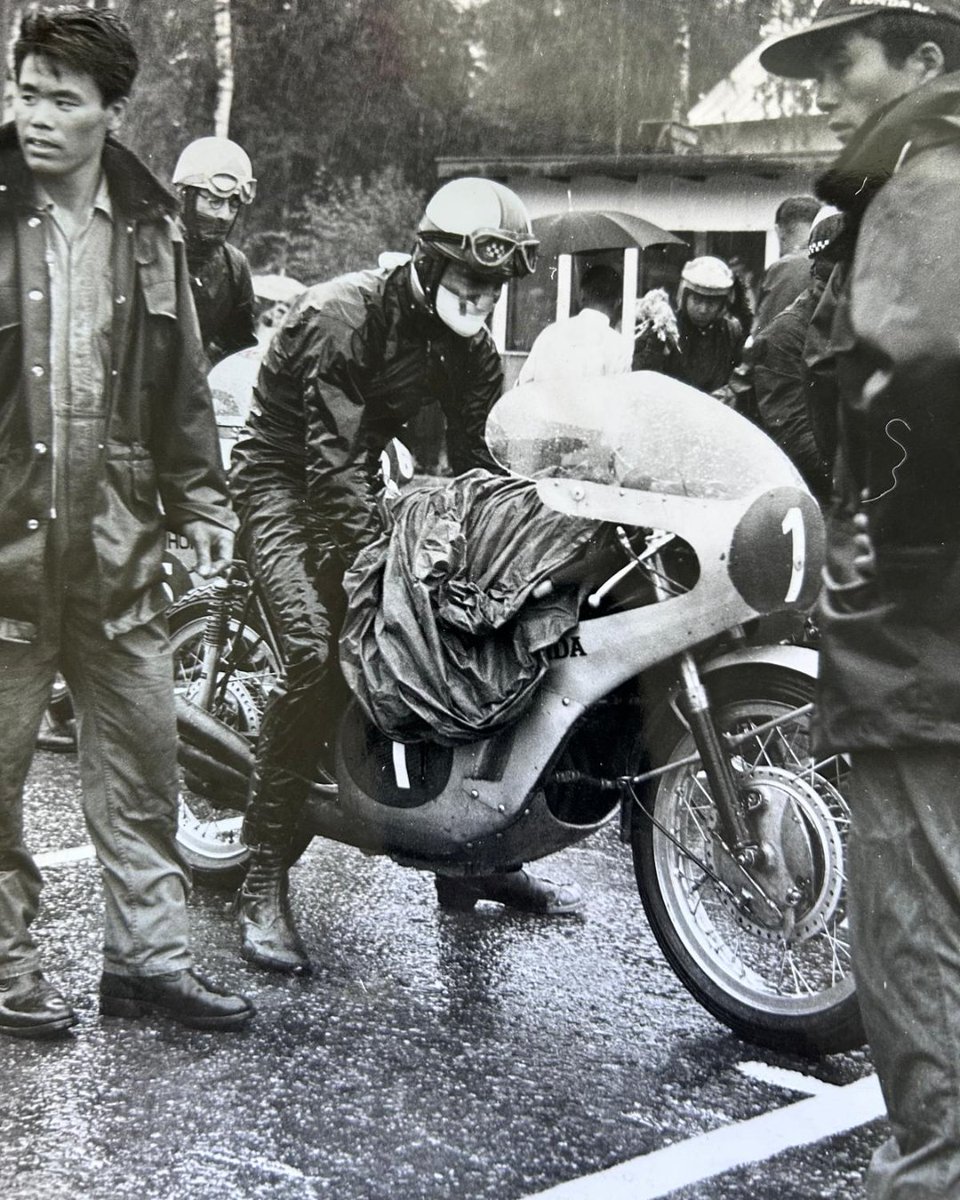 SpeedwearLtd's tweet photo. A unseen image of Hailwood on a 250cc machine at the start of a Grand Prix race. The photograph was discovered in a private collection belonging to a journalist who passed away. It was later found by his daughters while clearing his archive, and wanted the images to be preserved https://t.co/gSPbva91Wc