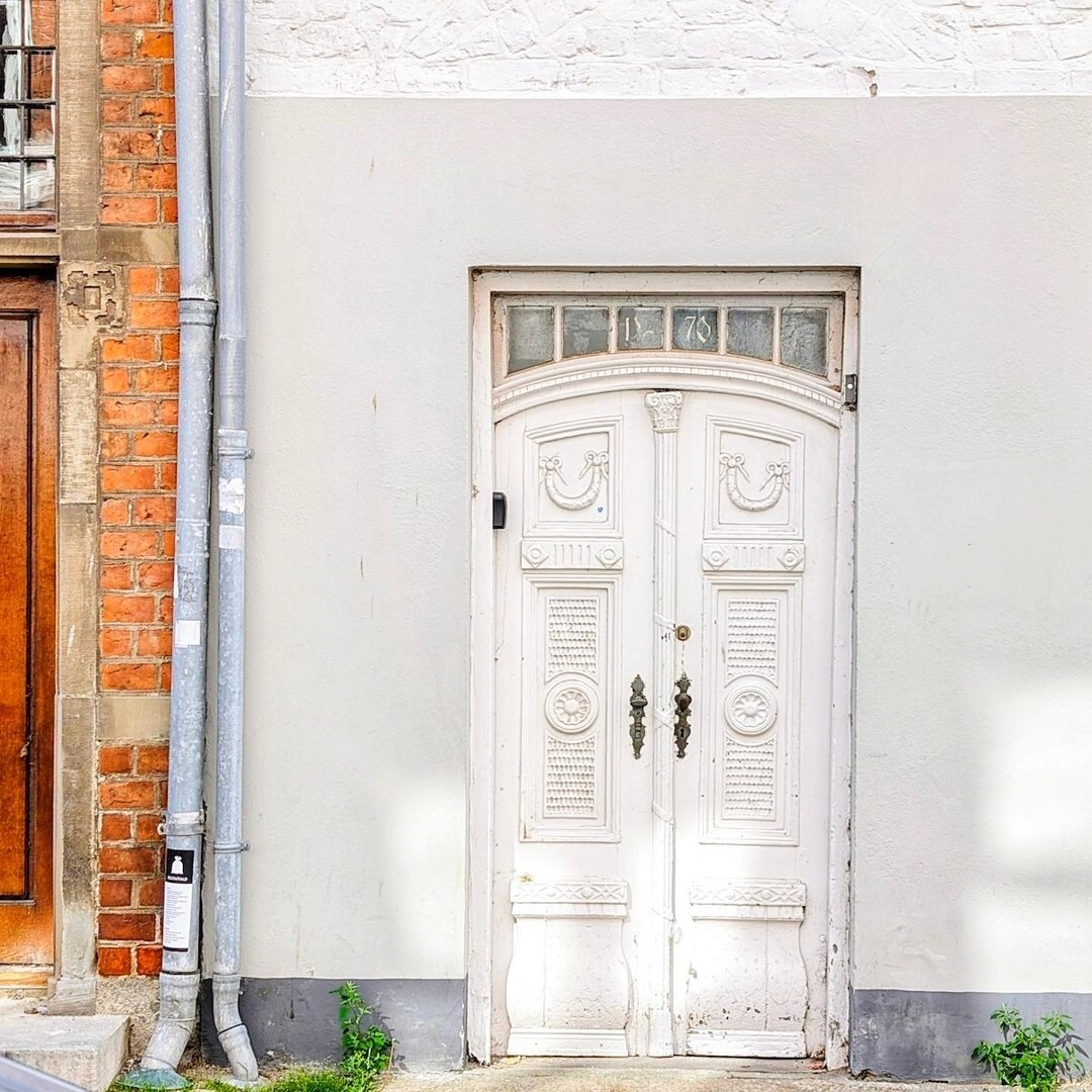 SidewalkSafari's tweet photo. White door on a white wall in Helsingør, Denmark.
#Helsingør #VisitNordsjælland #MitHelsingør #VisitDenmark #DanmarkDejligst https://t.co/be1V7qVXac https://t.co/RKq23JITSX