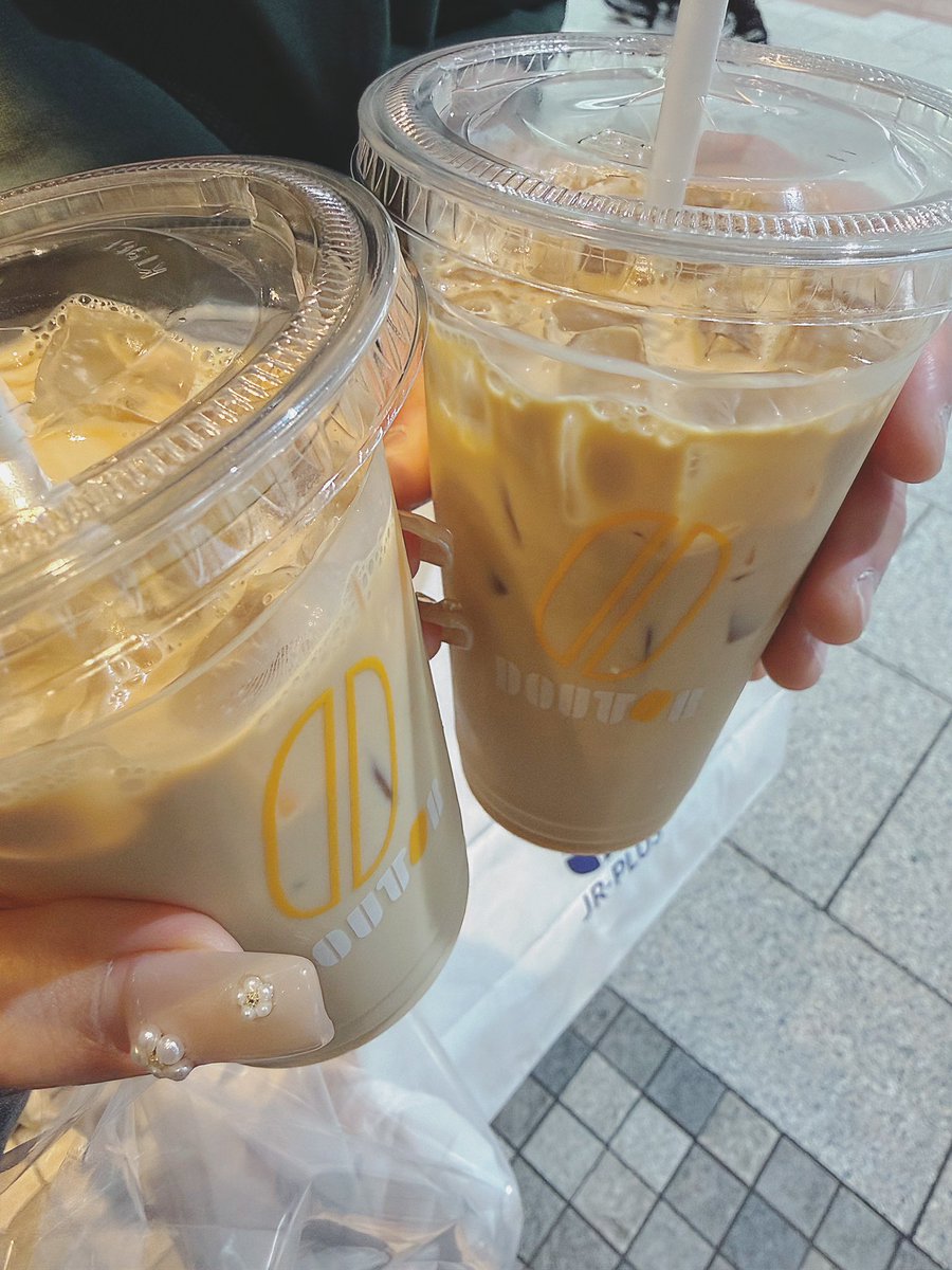naa___a728's tweet photo. お目当てのﾊﾟﾝ屋さんの向かいにﾄﾞﾄｰﾙあったから、さっそくめいちゃんのｶﾍﾗﾃ飲んだ☕️𓂃 𓈒𓏸

#東村芽依
#めいちゃんねる https://t.co/Li4mi6hoHg
