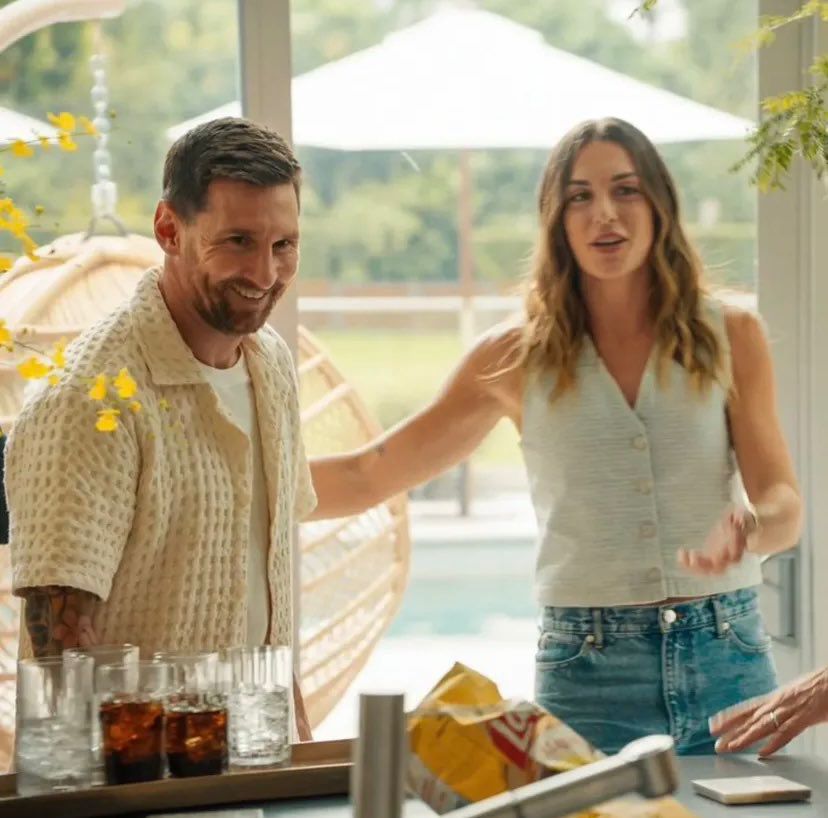 femalesports_in's tweet image. Blaugrana royalty reunited! 👑🐐

Great seeing legends Leo Messi and Alexia Putellas sharing a laugh at the latest Lays event. Two GOATs, one frame. ⚽️💙❤️

#Messi #AlexiaPutellas #Lays #FootballLegends