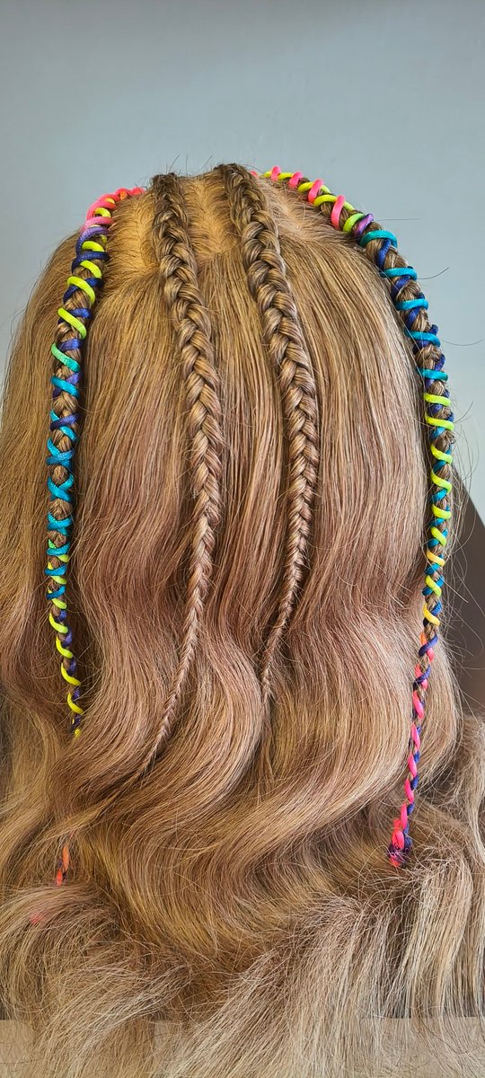 HairByMarinaC's tweet image. Color + creatividad = 💥
Trenzado lateral con diseño definido y toques de color que elevan el look a otro nivel 🌈
Perfecto para quienes buscan destacar con estilo propio.
¿Te atreves? 🔥
#Trenzas #HairStyle #Peinados #HairInspo
