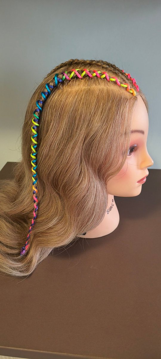 HairByMarinaC's tweet image. Color + creatividad = 💥
Trenzado lateral con diseño definido y toques de color que elevan el look a otro nivel 🌈
Perfecto para quienes buscan destacar con estilo propio.
¿Te atreves? 🔥
#Trenzas #HairStyle #Peinados #HairInspo