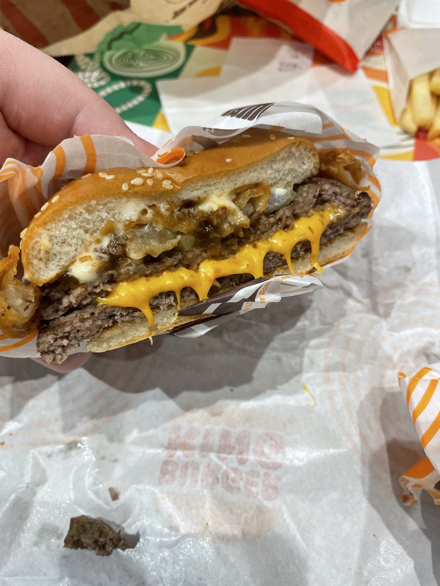 FpS1217's tweet photo. ´ω`)ﾉ こんぬづわ
今日は初のバーガーキング行ってきました。
オニオン何だかのハーフカット載せときますね*´ㅅ`)"
食いかけじゃないよ('ω'×)ﾅｲﾖｰ https://t.co/ZyPzxJpz77