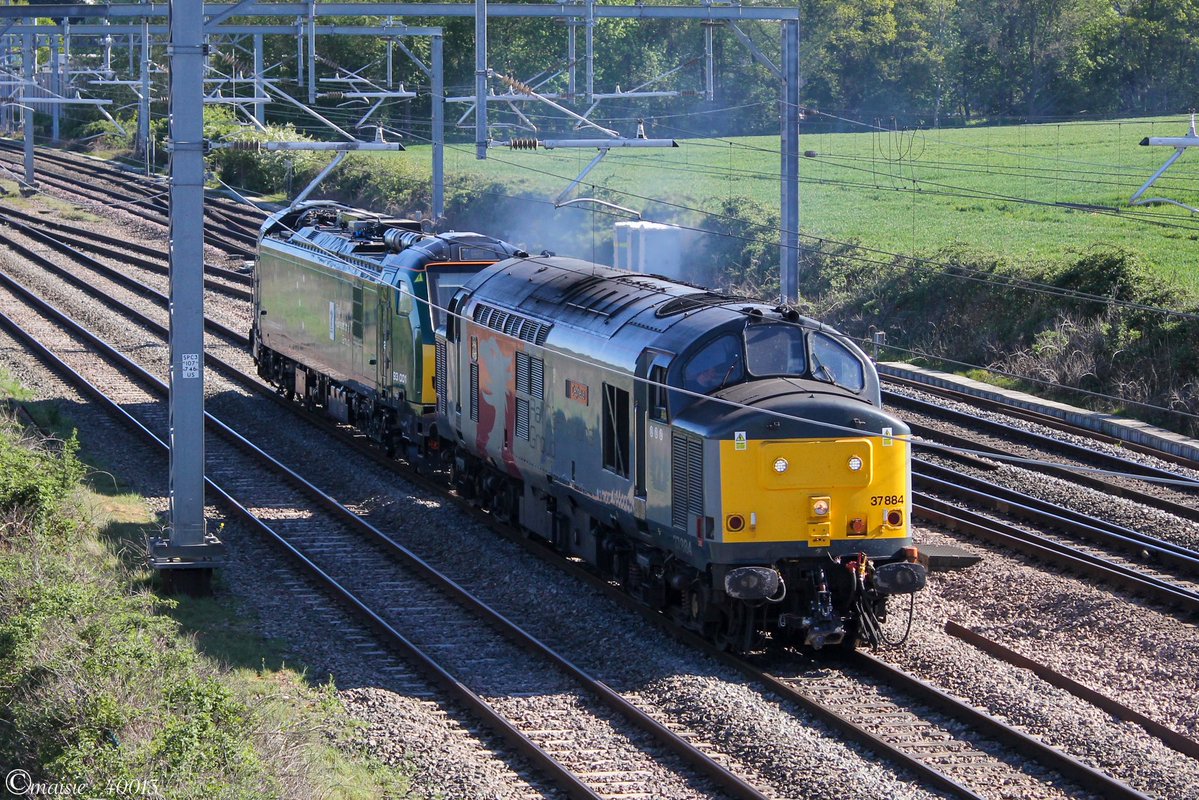 maisie_40013's tweet image. A successful chase for me! 37884 &amp;amp; 93001 departing Harrowden Junction working 0Q57 Bicester Mod Gbrf to Derby Litchurch Lane. 30/4/26
#class37 #class93 #railoperationsgroup