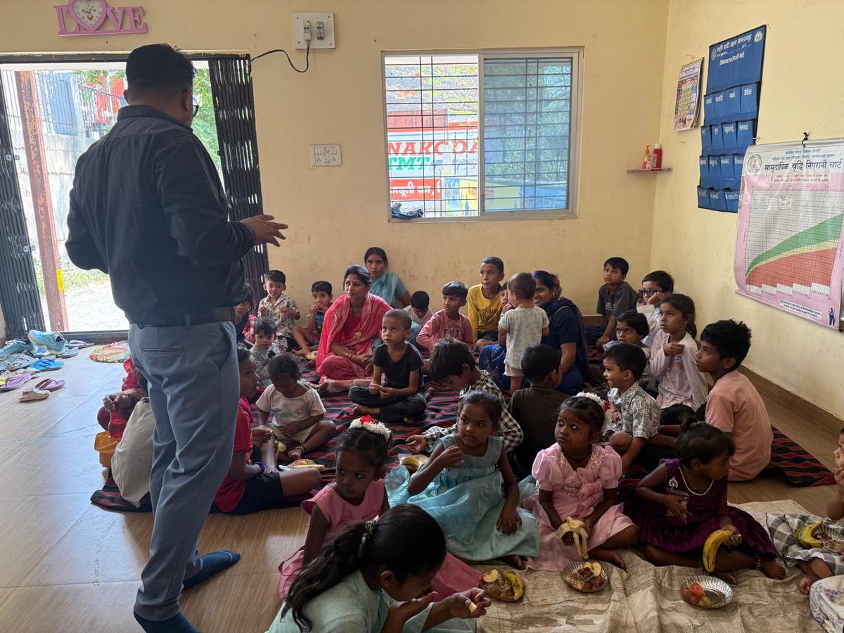 FoodRaipur's tweet photo. दिनांक 28.04.2026 को भारतीय खाद्य निगम मंडल कार्यालय, रायपुर द्वारा आठवे पोषण पखवाड़ा 2026 के अंतर्गत नगर के पास के आंगनवाड़ी केंद्र में छोटे बच्चों तथा महिलाओं को पौष्टिक खान पान करवाया गया तथा पौष्टिक खाना जीवन तथा स्वास्थ्य के लिए क्यों ज़रूरी है बताया गया । https://t.co/WmPp258j0g