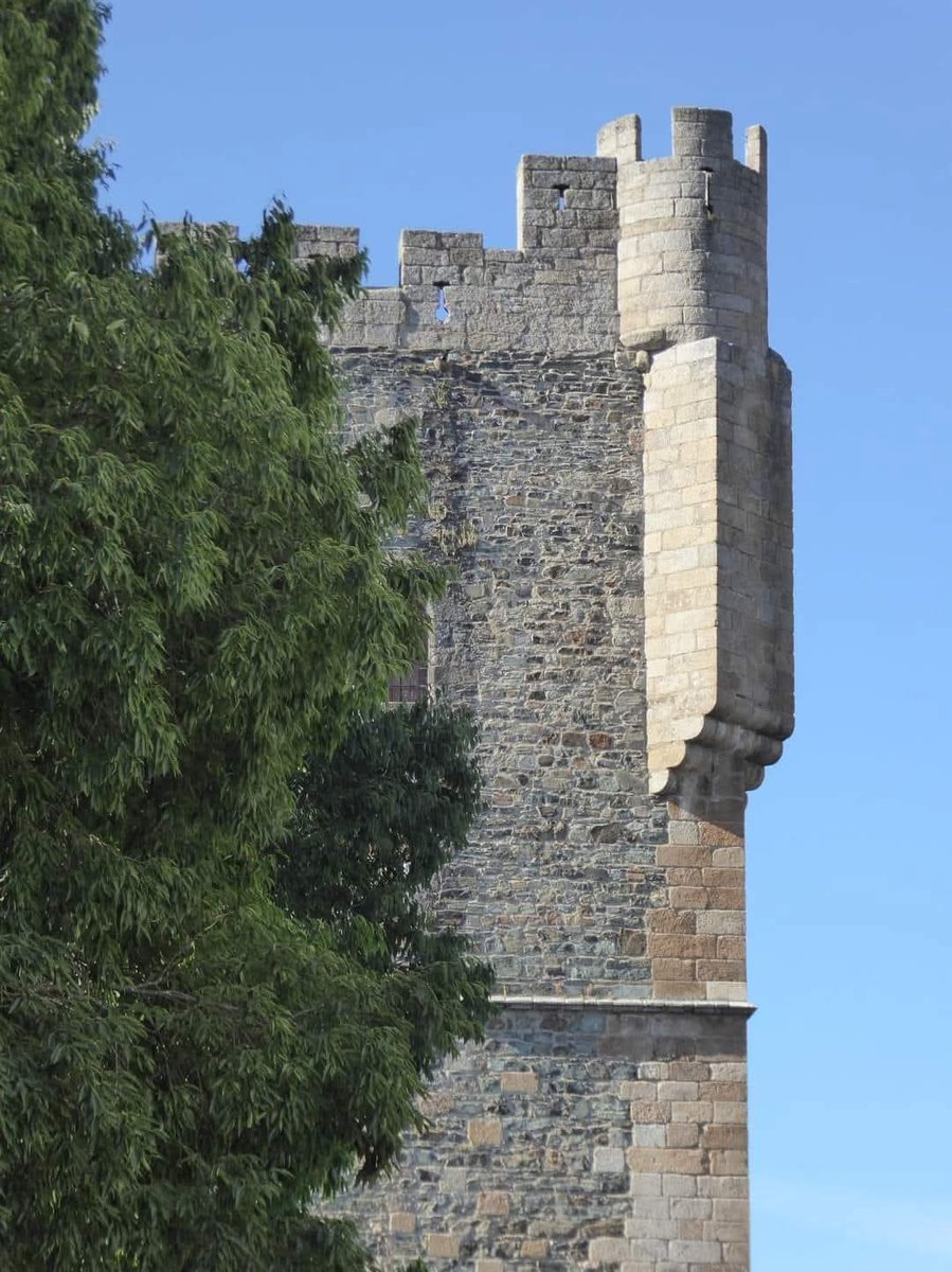 skymanuelima's tweet image. O #Castelo e antiga cidadela (a “vila”) de #Bragança, localizam-se numa elevação sobranceira à margem esquerda do rio Fervença, dominado a cidade. O castelo de Bragança, 1 dos + representativos da arquitetura medieval, foi construído em 1409 por ordem de D. João I. #visitPortugal
