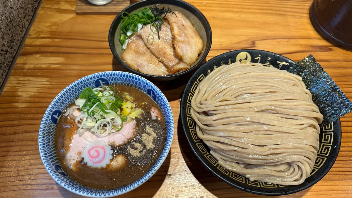 Lemonn_411's tweet photo. 中華蕎麦うゑず
濃厚豚骨魚介つけ麺 大
+味玉
+豚トロご飯

チャーシュー盛合せが売り切れだったのでお初の豚トロご飯🐷柔らかくて脂も甘くて好きなやつ💕
スープは一口啜れば、ガツンとくる動物系の旨味と魚介の香りが口いっぱいに広がって最高✨️極太麺も噛むほどに甘みが出て美味い🤩
ごち🙋‍♂️ https://t.co/lO8zEypNRd