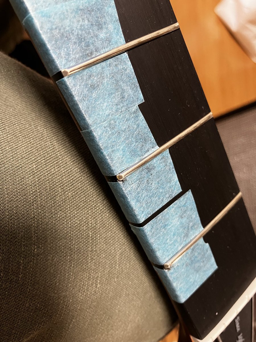 freddie_tom's tweet image. 軽く　#yamaha #FSX3 を弾こうとしたら1弦が切れたので、フレットエッジのヤスリがけ処理の続きをすることにした
これやるだけで、弾き心地が爆上がりする
とにかく仕上げそこそこで、こんだけオール単板を安く出してくれるYAMAHAに感謝🥲