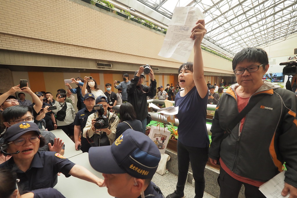 eventsinfocustw's tweet photo. 【衝突爭發言　北市都委會通過修正社子島細部計畫】

圖／文：王子豪

4/30，台北市審議修正社子島都市計畫細部計畫。社子島自救會到場，推擠衝突後，才順利進場發言。都市計畫委員會會議主席、台北市副市長張溫德最後裁示通過，預計最晚6月底送內政部土徵小組審議。

在會議開始前，都委會最初欲只准許自救會推派1人發言。但自救會表示，去年底蒐集、並交付了1156位成年社子島居民、615戶社子島家庭的陳情意見，希望剔除區段徵收。每家戶、每個人的狀態都不一樣，不能推派1人代表，且今天到場數十人，都有收到今天的會議通知單，沒有理由不讓大家發言。

從下午1點半開放簽到開始，自救會在場外與警方僵持，並數度發生推擠。北市都委會從一開始只准許1人、到准許3人、到給自救會30分鐘，最後同意，給所有持有會議通知書的人每人3分鐘發言。下午3點半，自救會才順利進場，並有30多人發言。

自救會發言人李華萍呼籲，北市府應重新劃設「聚落再發展區」範圍，完整保留九大聚落，重新研擬都市計畫草案與防洪計畫，不應該強迫人民參加區段徵收，而是應該先將「聚落再發展區」完整剔除出區段徵收的範圍，再協助想參與區徵的地主申請加入。

2024年12月25日，內政部土地徵收審議小組審議區段徵收時，決議只核定開發範圍，而未核定徵收，並要求市府進行協議價購及召開公聽會、持續與不願參加區段徵收民眾溝通、評估剔除相關土地的可能性後，再送審議。4/30通過社子島細部計畫後，預計在6月底前將區徵計畫報內政部審議。

〈衝突爭發言　北市都委會通過修正社子島細部計畫〉
全文：https://t.co/iUAWjJHDky

《焦點事件》時時自問「媒體該做的事是什麼？」，並致力於乏人問津的媒體「基礎建設」工作，這些工作哪怕只是往前走一點點，都非常困難（也因此就乏人問津），它需要你的支持：
🌐發票捐贈愛心碼：1968
🌐月定捐（信用卡）、單筆（信用卡及超商、webATM）
　　🔗https://t.co/O3cYO5pVrq
🌐郵政劃撥：
　　➡帳號50363139
　　➡戶名台灣焦點通訊社

〈大事記〉https://t.co/EOvjmcx5Ab