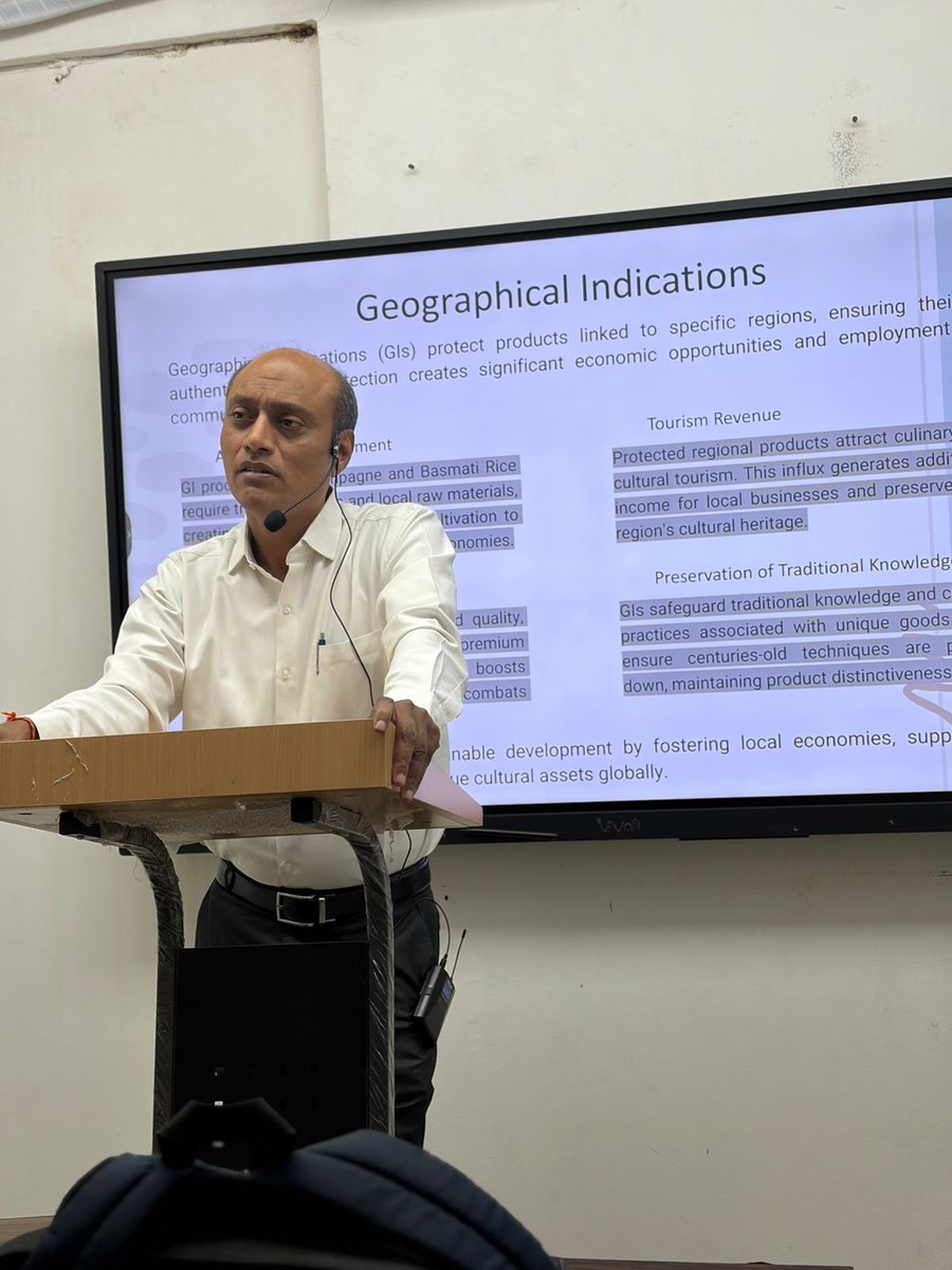 Ganeshhingmire's tweet photo. It is always a privilege to engage with law students on Intellectual Property Rights &amp; Geographical Indications. They represent the future leadership in the IP domain, with the potential to contribute meaningfully to collective progress &amp; nation-building. @narendramodi @PMOIndia https://t.co/AMoAZgbBkQ