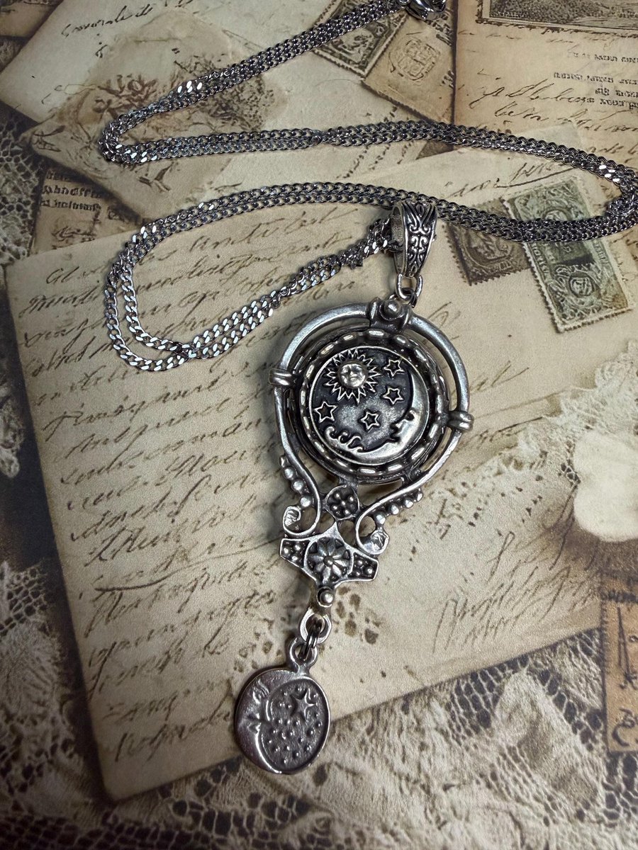 Witschy's tweet image. New Crescent moon and stars photo locket, starry sky, silver tone, vintage inspired, birthday gift, gift for her, gift for mom, gift for wife. witchywoman.etsy.com/listing/449762…
  #shop #shopping #shopsmall #onlineshopping #jewelry #SupportSmallBusiness #crescentmoon #starrysky #gift