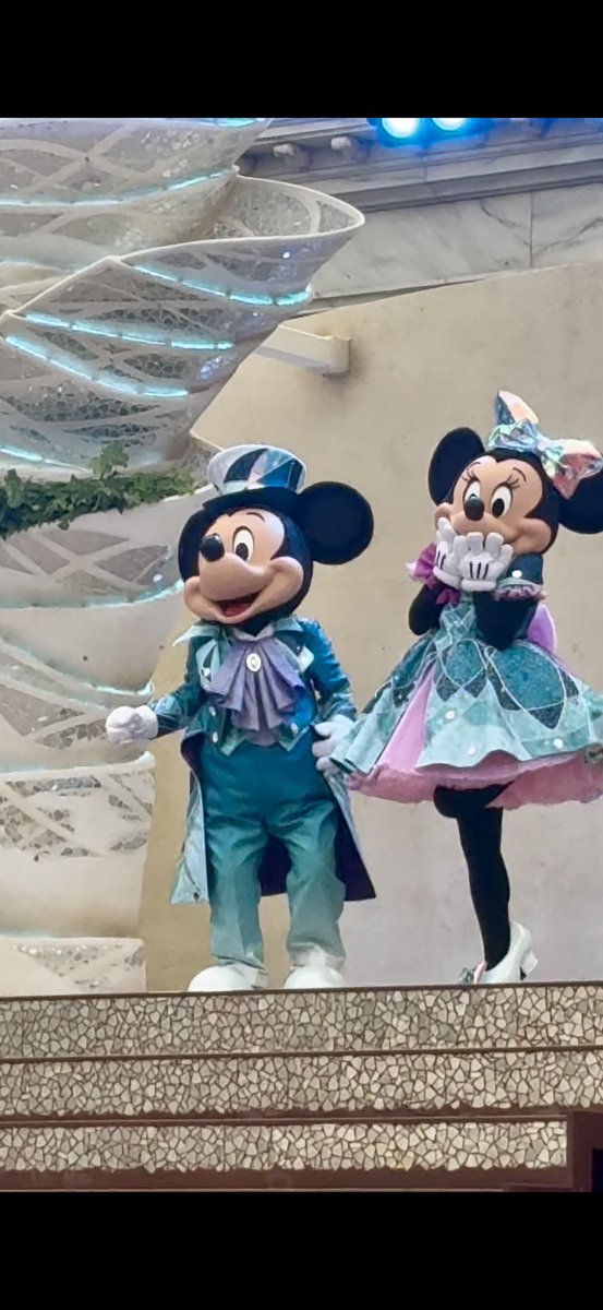 ダンス・ザ・グローブ25周年バージョンミッキーにキス💕されて喜ぶ