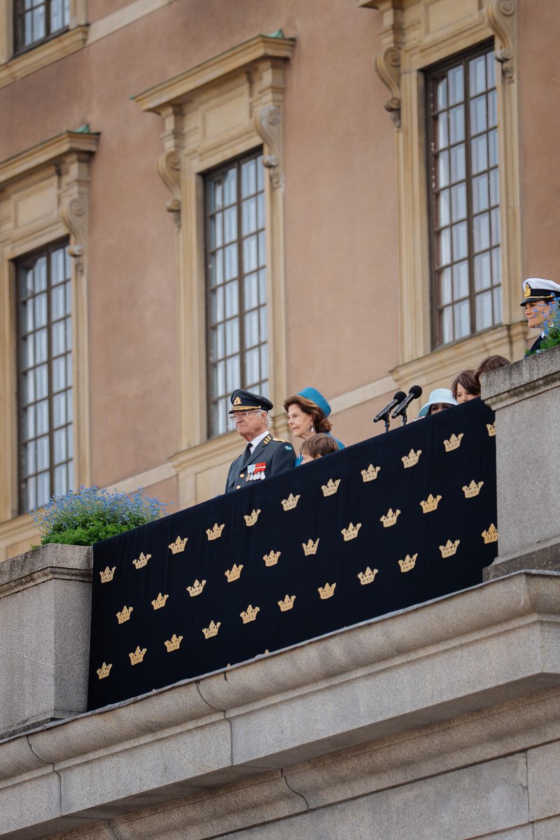 Monarchies2000's tweet image. 66% des Suédois soutiennent la monarchie, 20% la République. Stockholm s'est rassemblée devant le palais royal pour saluer le roi Carl XVI Gustav de #Suede #sweden #monarchy #monarchie 👑🇸🇪📷: Kungahuset