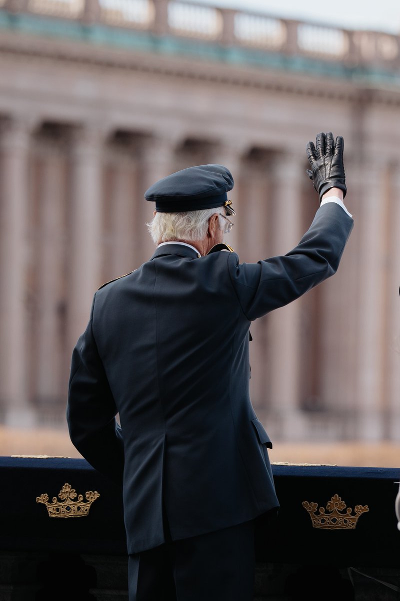 Monarchies2000's tweet image. 66% des Suédois soutiennent la monarchie, 20% la République. Stockholm s'est rassemblée devant le palais royal pour saluer le roi Carl XVI Gustav de #Suede #sweden #monarchy #monarchie 👑🇸🇪📷: Kungahuset