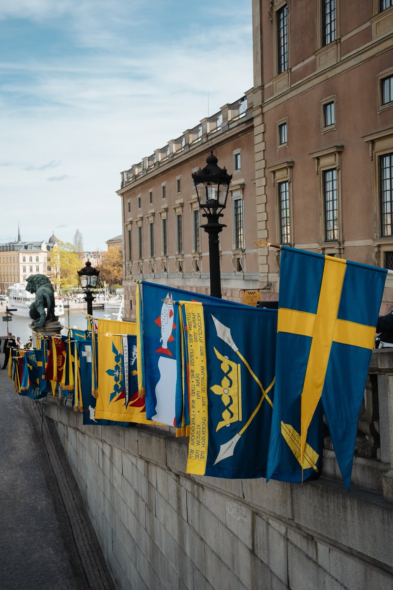 Monarchies2000's tweet image. 66% des Suédois soutiennent la monarchie, 20% la République. Stockholm s'est rassemblée devant le palais royal pour saluer le roi Carl XVI Gustav de #Suede #sweden #monarchy #monarchie 👑🇸🇪📷: Kungahuset