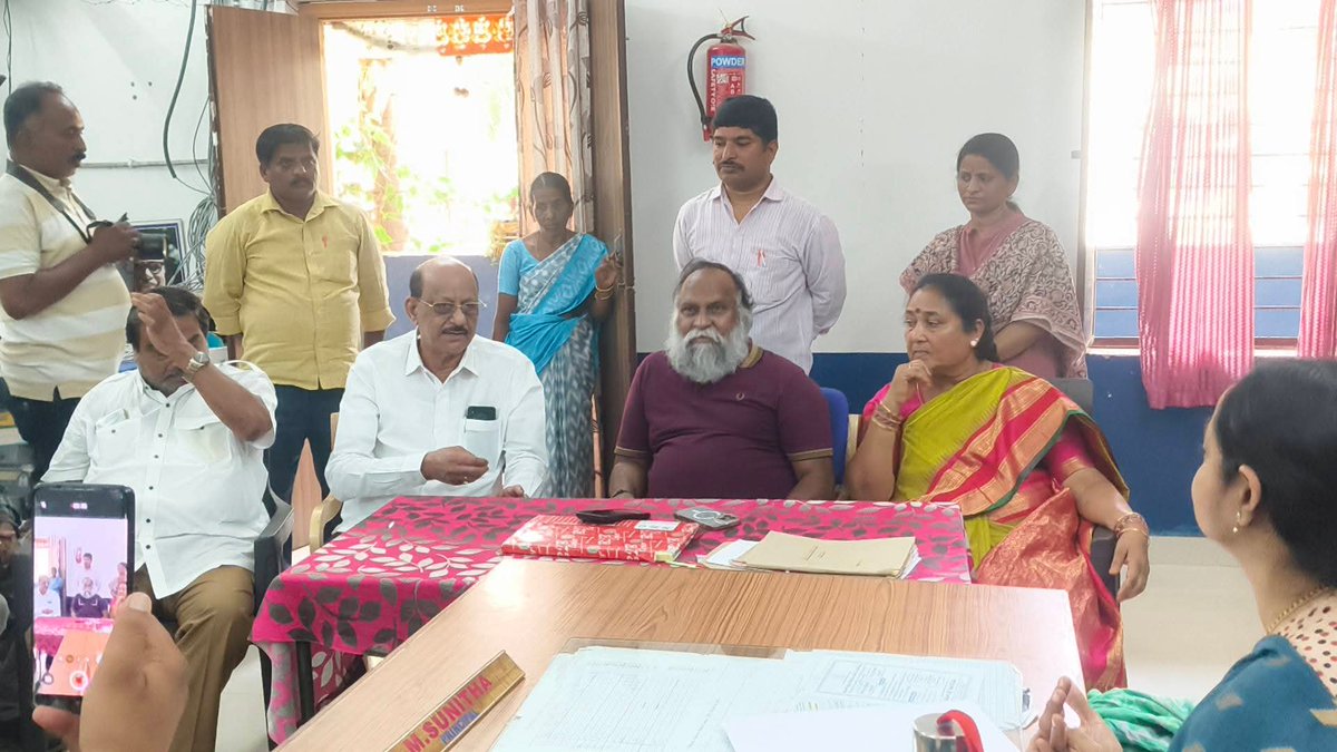 TPCCali's tweet image. సంగారెడ్డి గర్ల్స్ కాలేజీ సందర్శించిన జగ్గారెడ్డి గారు, నిర్మల జగ్గారెడ్డి గారు, సదానంద రెడ్డి గారు 

👉 అదనపు క్లాస్ రూమ్స్ అవసరాన్ని విద్యార్థులు వివరించగా
👉 అక్కడికక్కడే చర్చించి సానుకూల స్పందన

విద్యార్థుల భవిష్యత్తుకు అంకితభావం 

@ImJaggaReddy

#Sangareddy #Education