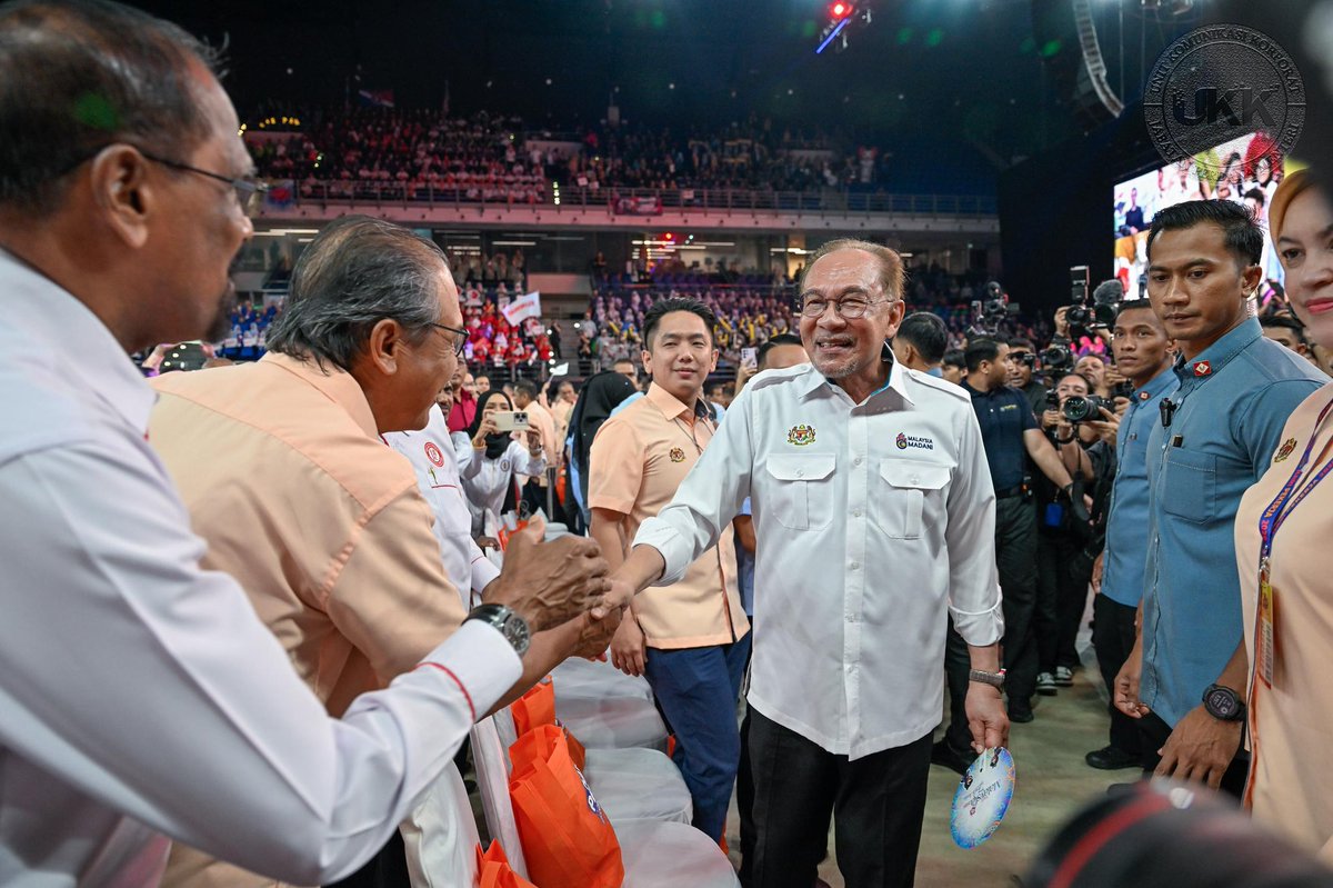 jpmgov_'s tweet photo. 𝐒𝐀𝐌𝐁𝐔𝐓𝐀𝐍 𝐇𝐀𝐑𝐈 𝐏𝐄𝐊𝐄𝐑𝐉𝐀 𝟐𝟎𝟐𝟔 𝐏𝐄𝐑𝐊𝐀𝐒𝐀 𝐄𝐊𝐎𝐒𝐈𝐒𝐓𝐄𝐌 𝐓𝐄𝐍𝐀𝐆𝐀 𝐊𝐄𝐑𝐉𝐀 𝐍𝐄𝐆𝐀𝐑𝐀

KUALA LUMPUR, 1 Mei 2026 – Ribuan warga kerja daripada sektor awam dan swasta berhimpun di Unifi Arena, Bukit Jalil bagi menyemarakkan Sambutan Hari Pekerja Peringkat Kebangsaan 2026, sebagai penghargaan terhadap sumbangan besar mereka dalam memacu pembangunan negara.

Bertemakan “Pekerja MADANI Kesuma Bangsa”, majlis disempurnakan oleh YAB Dato’ Seri Anwar bin Ibrahim, Perdana Menteri yang turut menyampaikan amanat khas serta menyempurnakan penyampaian Anugerah Hari Pekerja 2026.

Dalam usaha memperkukuh kebajikan dan daya tahan tenaga kerja negara, tiga inisiatif utama diumumkan iaitu:

• Elaun Pasca Cuti Bersalin (EPCB) – Menyokong kesinambungan kerjaya wanita serta keseimbangan kerja dan keluarga
• Perlindungan PERKESO untuk rakyat Malaysia di luar negara – Menjamin keselamatan sosial tanpa sempadan
• Pakej Daya Tahan Ekonomi 2026 (PACE) berjumlah RM710 juta – Memperkasa kemahiran, meningkatkan kebolehpasaran dan daya saing tenaga kerja

Sebanyak 14 kategori anugerah telah disampaikan melibatkan tokoh pekerja, majikan, kesatuan sekerja, media dan kontinjen terbaik sebagai pengiktirafan kepada kecemerlangan dan dedikasi dalam dunia pekerjaan.

Sambutan ini turut dimeriahkan dengan pelbagai pengisian termasuk peluang pekerjaan melalui MYFutureJobs, perkhidmatan agensi kerajaan, jualan MADANI, saringan kesihatan serta khidmat nasihat berkaitan kerjaya, kemahiran dan kesejahteraan rakyat.

Hari ini, kita bukan sekadar meraikan pekerja kita mengiktiraf peranan mereka sebagai pemacu utama kemajuan negara.

#JabatanPerdanaMenteri
#MalaysiaMADANI
#MADANIBekerja
#RancakkanMADANI

@shamsulazribakr 
@MalaysiaPMO