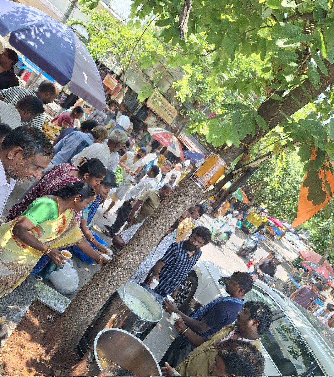chauchaubhath's tweet image. The Sun at His zenith, but our good people stand at the corner dishing out respite in the form of majjige (buttermilk) and panaka (fresh juice).
On the house.

Quintessentially Basavanagudi. Quintessentially #Bangalore. 😊

#goodsamaritans
#streets
#theme_pic_India_streets