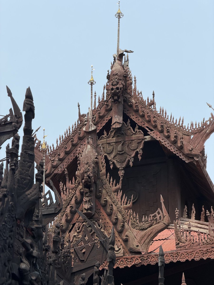 ส่งรูปเจดีย์เชวดากองให้แม่ดู
แม่: เค้าเผาทองอยุธยาเราไปทำ

ส่งรูปงานไม้สลักช่างเมียร์มาร์ให้ดู
แม่: เค้าต้อนช่างฝีมือเราไปตอนเสียกรุง

กุเหนื่อยมาก