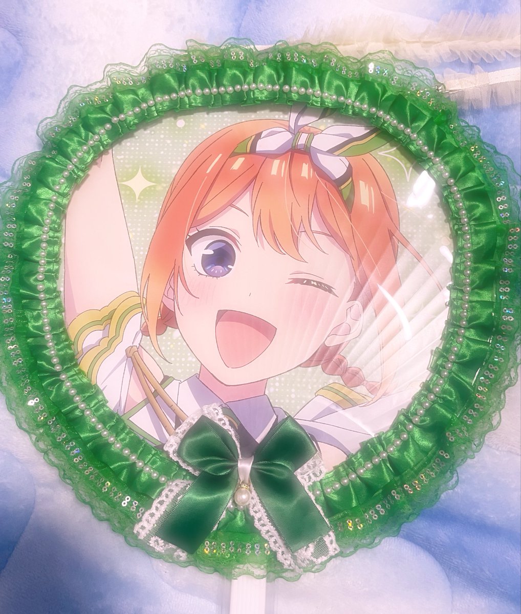 ロゼットうちわケースめちゃ可愛くできた♡
どうかな？
いい感じかな✨

明日このバック持ってるのでステッカー欲しい方は見つけてくださいね〜！
#五等分の花嫁