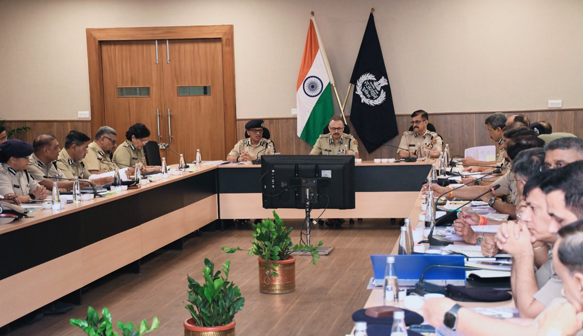 TheNewsCanvas_'s tweet image. डीजीपी की मैराथन मीटिंग : अपराधियों पर वित्तीय वार, पुलिसिंग होगी हाईटेक...

@jaipur_police @PoliceRajasthan #Jaipur #RajasthanNews #TheNewsCanvas #LatestNews #BreakingNews