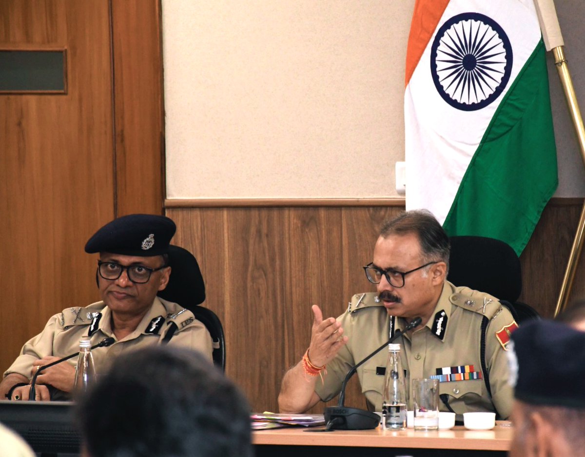 TheNewsCanvas_'s tweet image. डीजीपी की मैराथन मीटिंग : अपराधियों पर वित्तीय वार, पुलिसिंग होगी हाईटेक...

@jaipur_police @PoliceRajasthan #Jaipur #RajasthanNews #TheNewsCanvas #LatestNews #BreakingNews