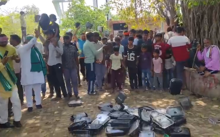आगरा : स्मार्ट मीटर लगाने का जोरदार विरोध

➡️ग्रामीणों ने स्मार्ट मीटर उखाड़कर फेंके
➡️मीटर लेकर बिजली घर पहुंची महिलाएं
➡️ज्यादा बिजली बिल आने का किया दावा
➡️भारतीय किसान यूनियन के नेतृत्व में प्रदर्शन
➡️बिजली घर पर फेंके स्मार्ट मीटर, धरना जारी
➡️देहात के अकोला बिजलीघर का मामला