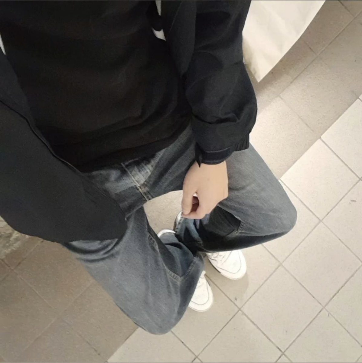 l95242798's tweet photo. 主人穿了一整天的白袜。贱狗看到不自觉地就吐舌头了吧🤑求着主人用又黄又臭的脏白袜塞满你的贱嘴，用你的舌头把上面的脚臭、脚汗、发黄的脚垢全部舔洗干净。然后主人用脚踩着你的小鸡巴，踩到你当场高潮射出来，下贱的废物
 #白袜 #sm #狗奴 #舔脚 #男高 #调教 #踩射 #atm https://t.co/3ew1c0Jx4H