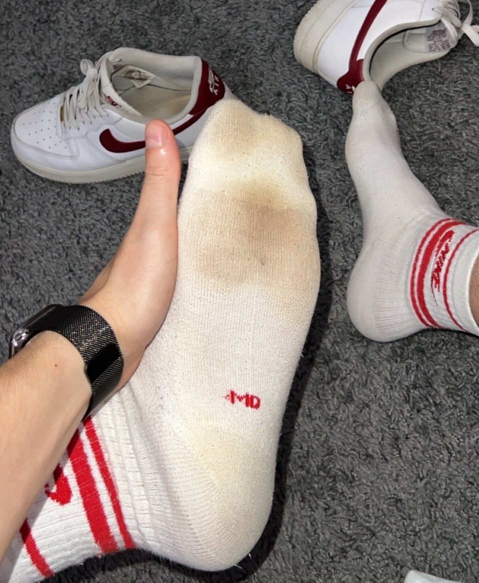 l95242798's tweet photo. 主人穿了一整天的白袜。贱狗看到不自觉地就吐舌头了吧🤑求着主人用又黄又臭的脏白袜塞满你的贱嘴，用你的舌头把上面的脚臭、脚汗、发黄的脚垢全部舔洗干净。然后主人用脚踩着你的小鸡巴，踩到你当场高潮射出来，下贱的废物
 #白袜 #sm #狗奴 #舔脚 #男高 #调教 #踩射 #atm https://t.co/3ew1c0Jx4H