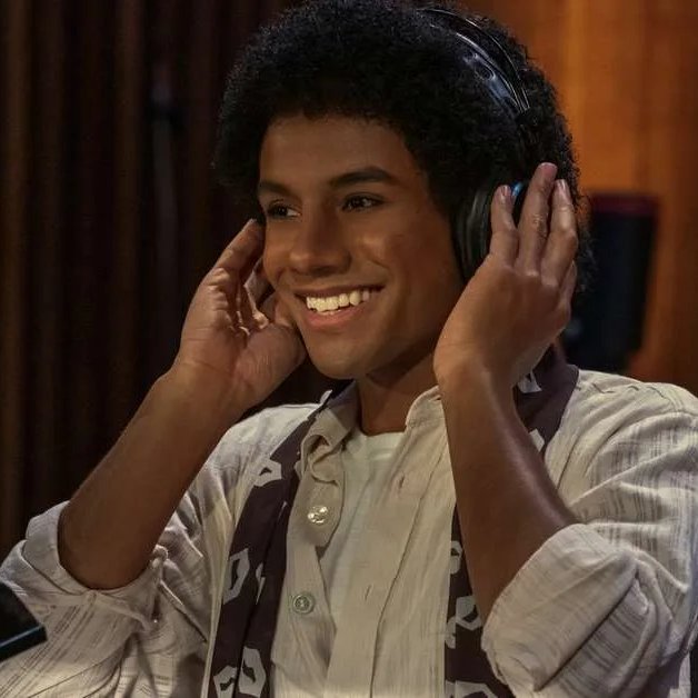 CURIOSIDADE: Jaafar Jackson realmente canta em “Michael”. Nas cenas musicais, o filme mistura sua voz com gravações originais de Michael Jackson para criar as performances.

Jaafar também revelou que os trechos a capela presentes no longa foram gravados inteiramente por ele.