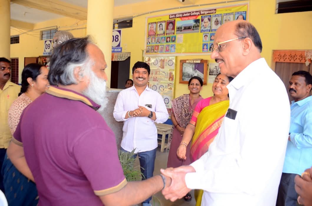 TPCCali's tweet image. A key step for Sangareddy Girls College 

Jaggareddy, Nirmala Jaggareddy &amp;amp; Sadananda Reddy visited the college.

👉 Need for additional classrooms raised
👉 Immediate discussion &amp;amp; positive response

Committed to students’ future 

#Sangareddy #Education