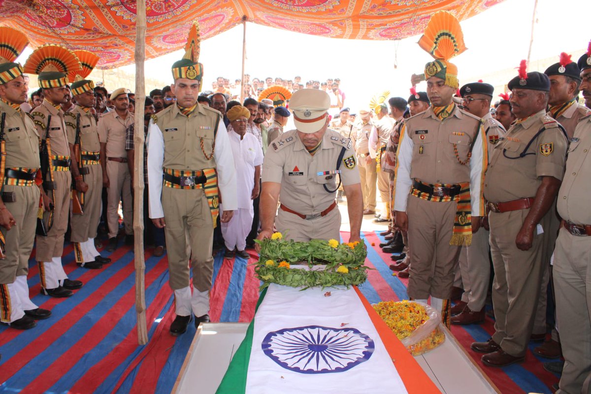 ITBP_official's tweet photo. जैसलमेर के वीर सपूत एवं #ITBP के असिस्टेंट कमांडेंट रघुनाथ सिंह भाटी को 42वीं वाहिनी द्वारा पूरे राजकीय एवं सैन्य सम्मान के साथ श्रद्धांजलि दी गई।
 
SHQ (दिल्ली) के DIG श्री हिमांशु कुमार, IPS सहित अधिकारियों एवं जवानों ने वीर अधिकारी को नमन किया।
#BharatKeVeer 
@PIB_India https://t.co/2DBjvWqFlT