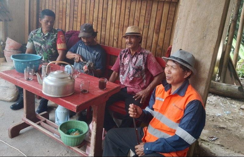 Kodim_Tator's tweet image. Babinsa Koramil 1414-03/Rindingallo Sertu Amos Patte melaksanakan kegiatan pemantauan wilayah dilanjutkan komsos bersama masyarakat binaan di Lembang/Desa Buntu Minanga Kec. Buntupepasan Kab. Toraja Utara.
Jumat, 01/05/2026

#tniad
#TNIindonesia
#tetapsemangat
#bekerjaikhlas