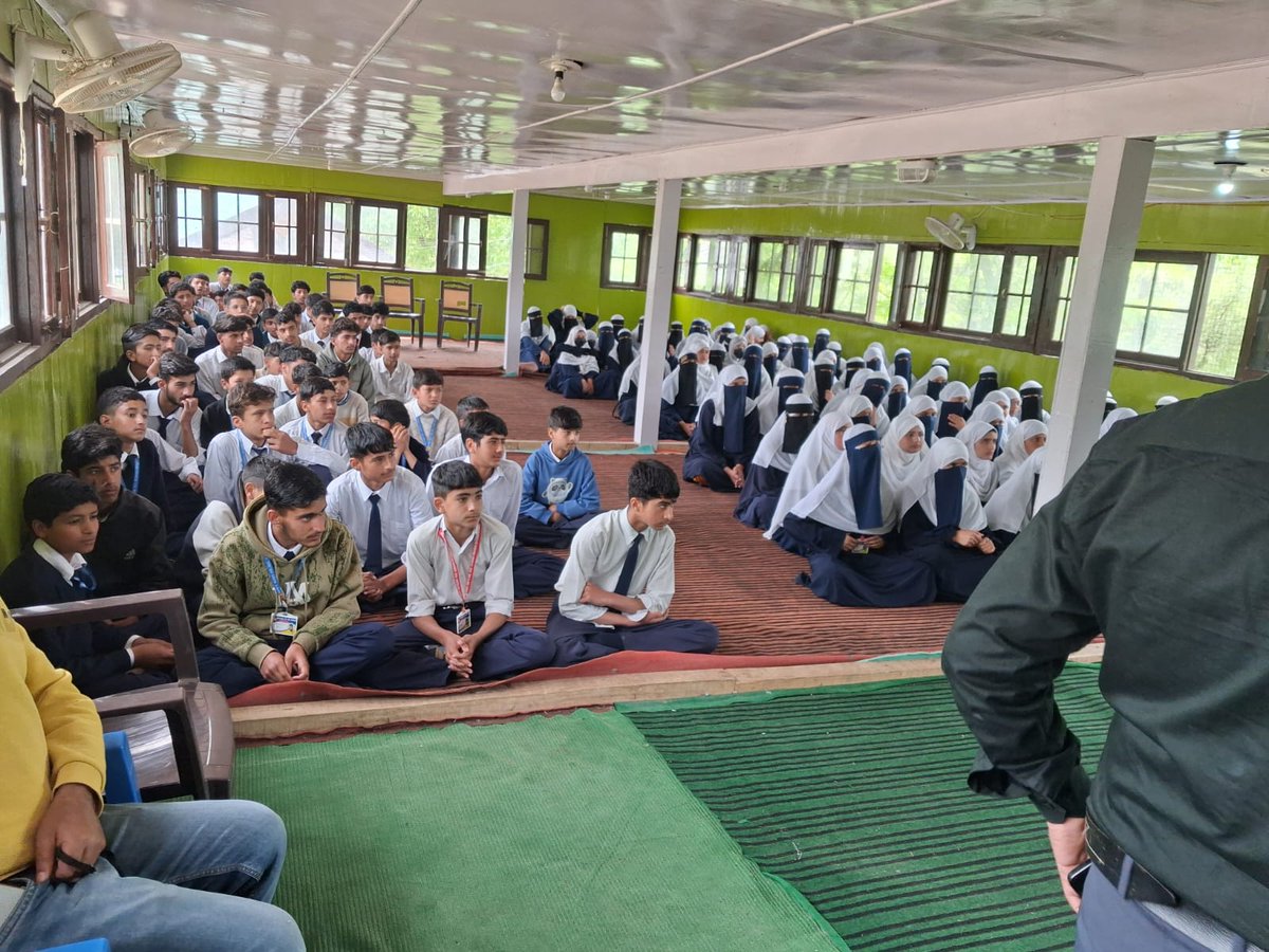 HandwaraP's tweet image. 🤝 POLICE–PUBLIC UNITY IN ACTION 🤝
From Thana Divas to anti-drug outreach, Handwara Police turn dialogue into action—listening, resolving, and rallying citizens against the drug menace.

🚫 Drugs challenged together #NashaMuktJK #CommunityPolicing #StrongerTogether