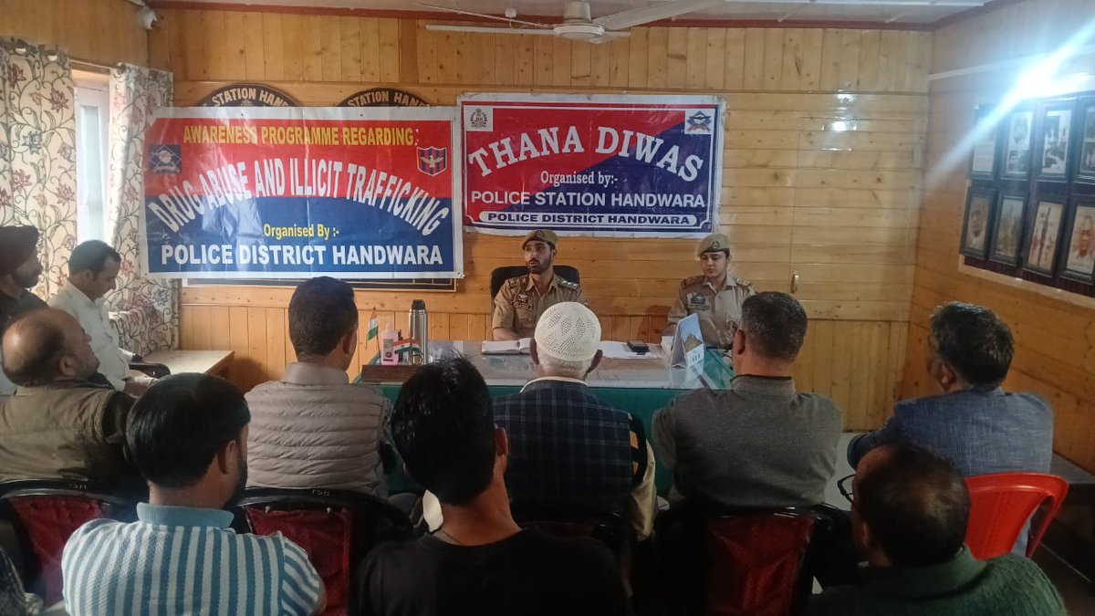 HandwaraP's tweet image. 🤝 POLICE–PUBLIC UNITY IN ACTION 🤝
From Thana Divas to anti-drug outreach, Handwara Police turn dialogue into action—listening, resolving, and rallying citizens against the drug menace.

🚫 Drugs challenged together #NashaMuktJK #CommunityPolicing #StrongerTogether