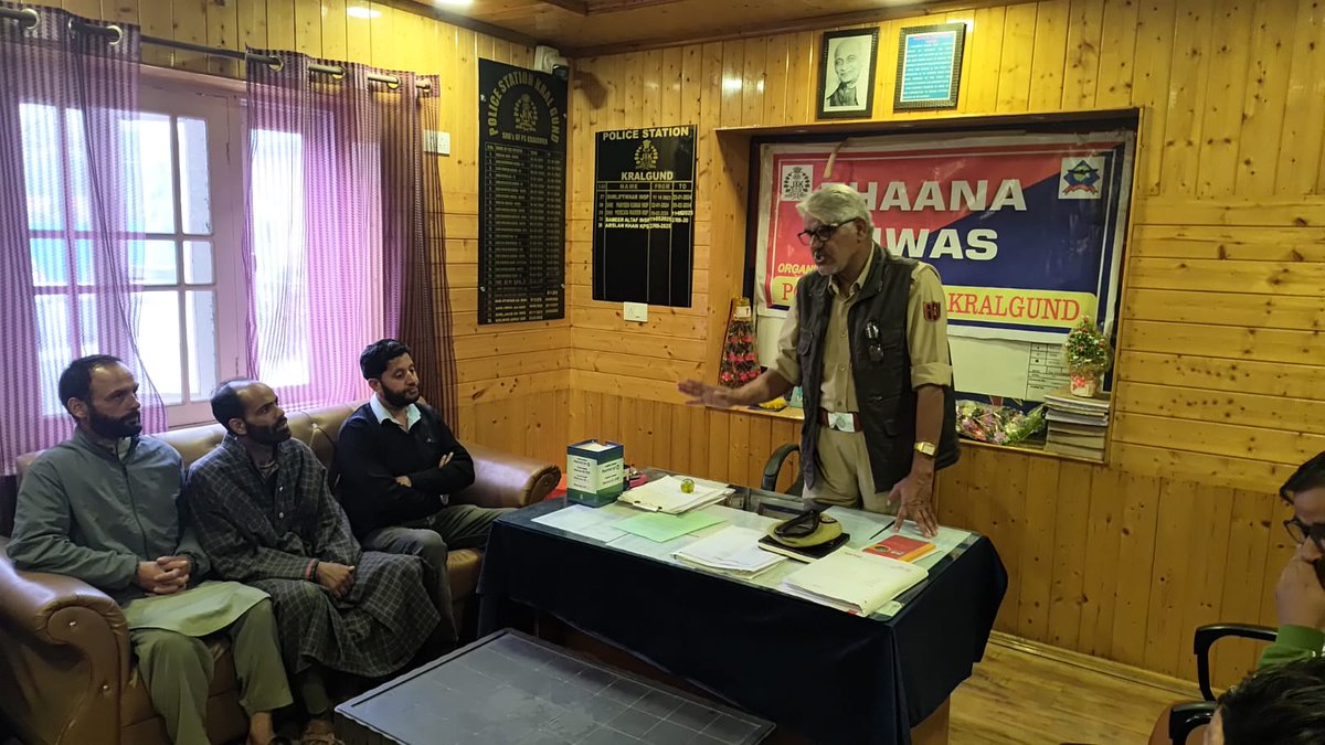 HandwaraP's tweet image. 🤝 POLICE–PUBLIC UNITY IN ACTION 🤝
From Thana Divas to anti-drug outreach, Handwara Police turn dialogue into action—listening, resolving, and rallying citizens against the drug menace.

🚫 Drugs challenged together #NashaMuktJK #CommunityPolicing #StrongerTogether