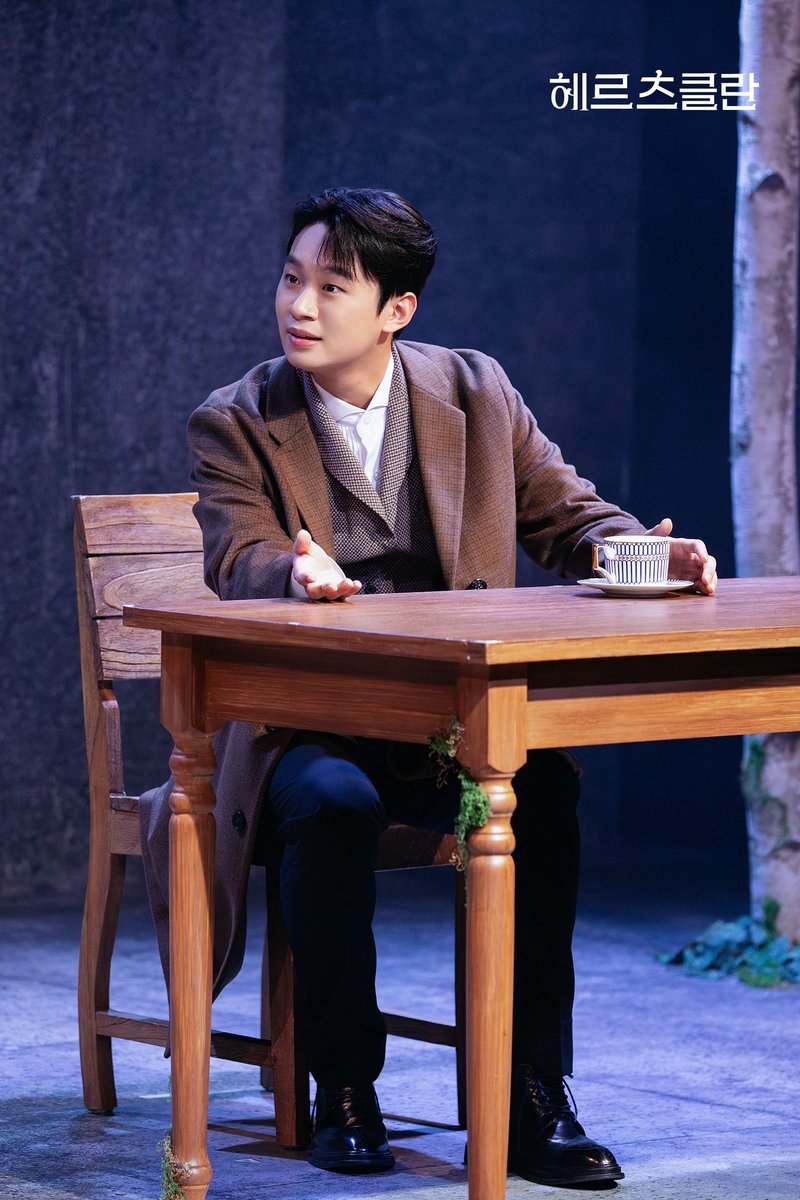 [#헤르츠클란]

🌕 공연 사진 공개

“그 소리가 마치 나를 잡아끄는 것 같았어요.”

싱클레어 | #정재환 #김기택 #박준형 #정지우

_
연극 <헤르츠클란>
2026.04.07 - 07.12
링크아트센터드림 드림3관