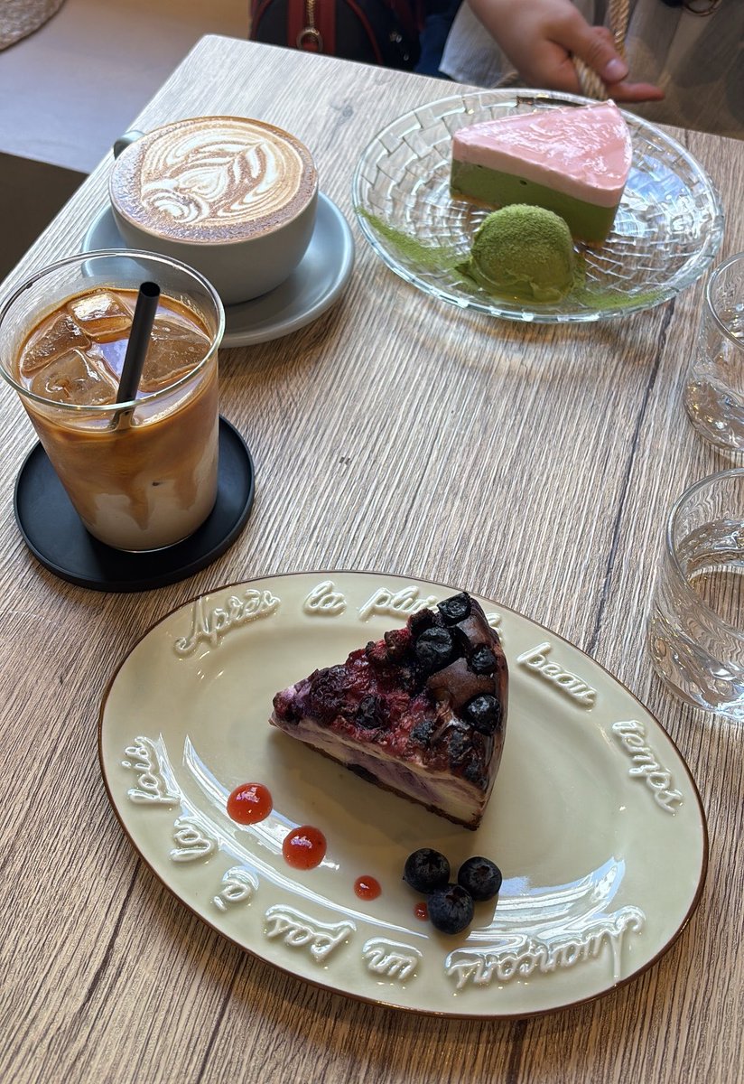 美味しくて楽しい時間大事ですね💞

今日も一日お疲れ様でした🍰🍰🍰