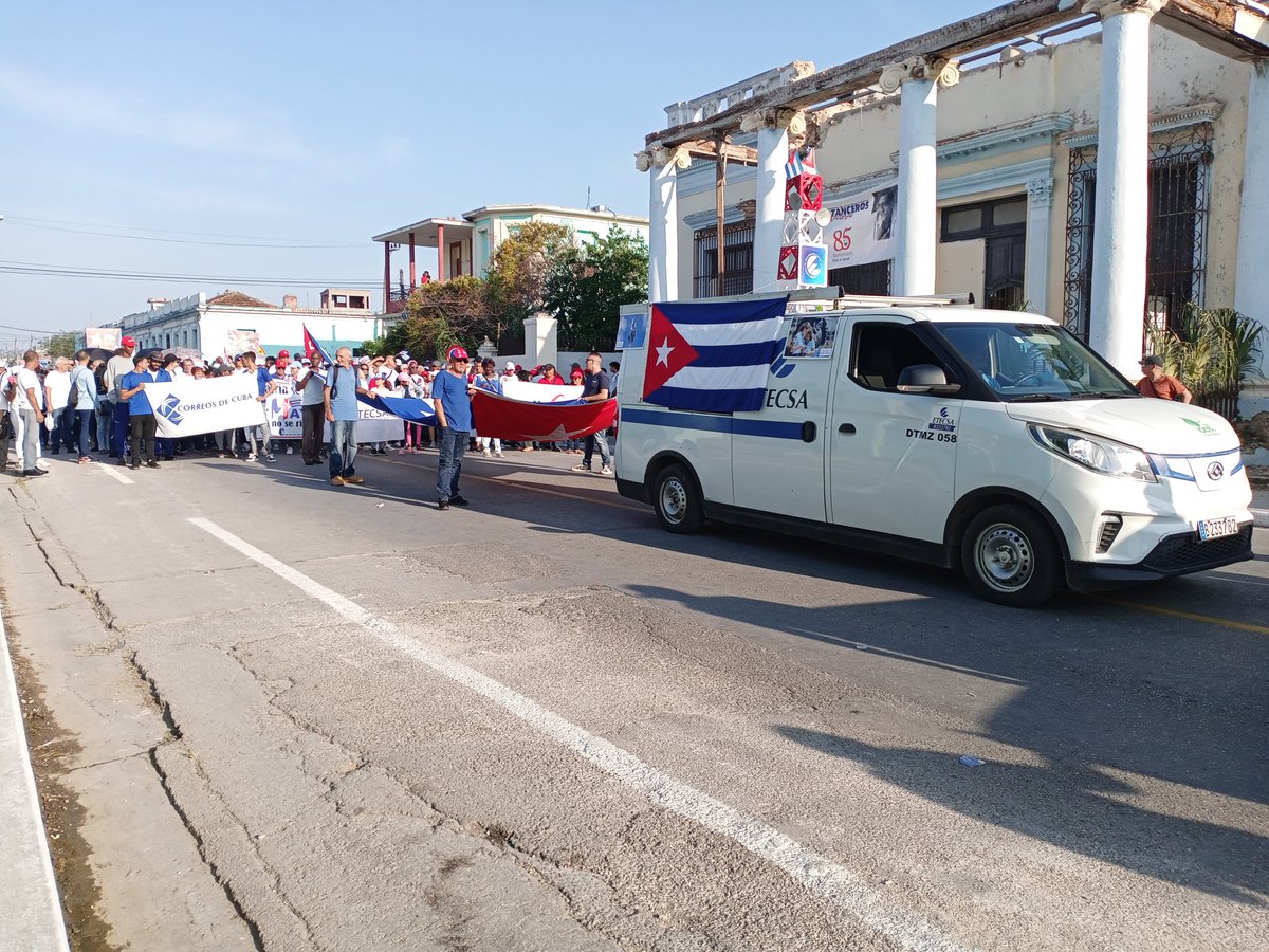 Desfilando con alegría, unidos, con fuerza, defendiendo nuestros principios.
#LaPatriaSeDefiende 
#EtecsaConCuba 
#MatancerosEnVictoria
