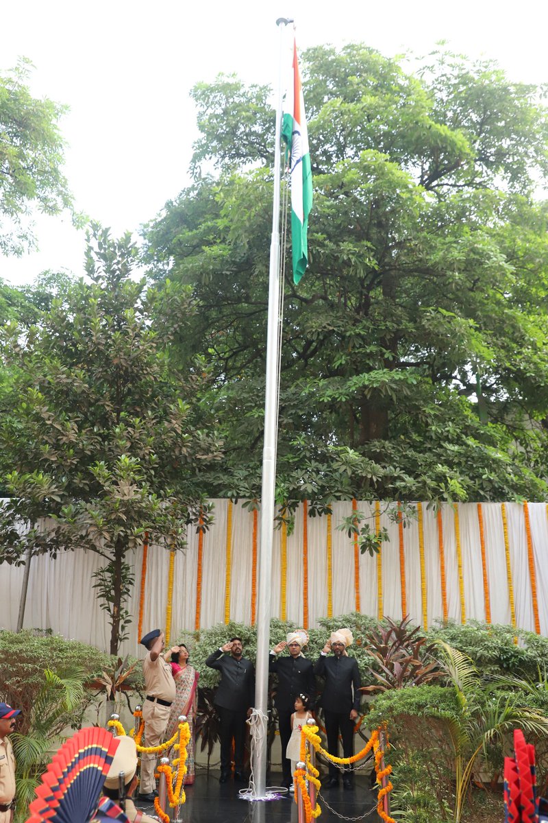 Info_Thane1's tweet image. महाराष्ट्र राज्याच्या 67 व्या स्थापना दिनानिमित्त ठाणे जिल्हाधिकारी कार्यालय येथे जिल्हाधिकारी डॉ.श्रीकृष्ण पांचाळ यांच्या हस्ते ध्वजवंदन संपन्न झाले.

#महाराष्ट्रदिन #MaharashtraDin #Thane