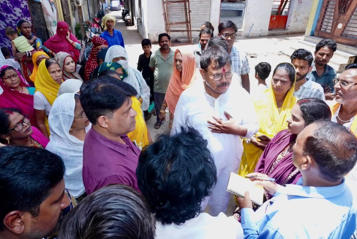 PROJSGwalior's tweet image. “आपका सेवक आपके द्वार” अभियान के तहत ऊर्जा मंत्री श्री तोमर उपनगर ग्वालियर की विभिन्न बस्तियों में पहुँचे 

समस्याओं का कराया समाधान, सफाई व्यवस्था ठीक न मिलने पर जताई नाराजगी 

#gwalior 
@PradhumanGwl