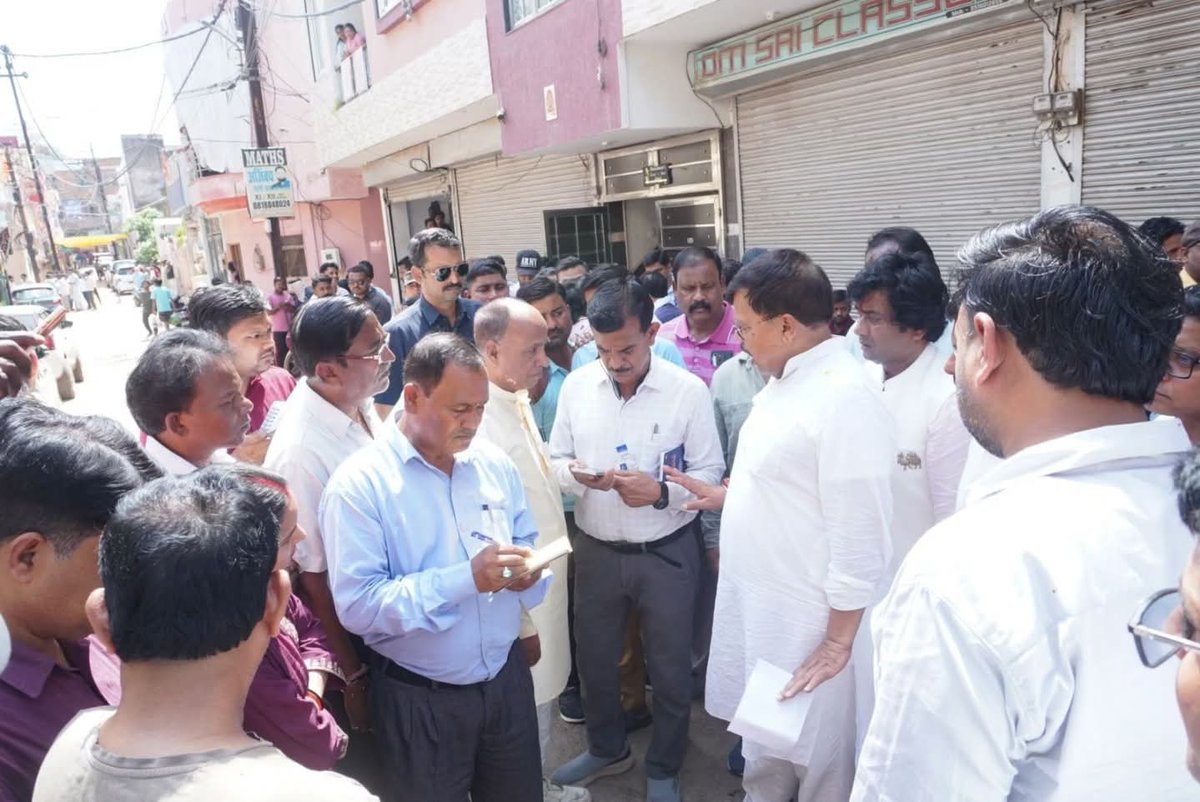 PROJSGwalior's tweet image. “आपका सेवक आपके द्वार” अभियान के तहत ऊर्जा मंत्री श्री तोमर उपनगर ग्वालियर की विभिन्न बस्तियों में पहुँचे 

समस्याओं का कराया समाधान, सफाई व्यवस्था ठीक न मिलने पर जताई नाराजगी 

#gwalior 
@PradhumanGwl