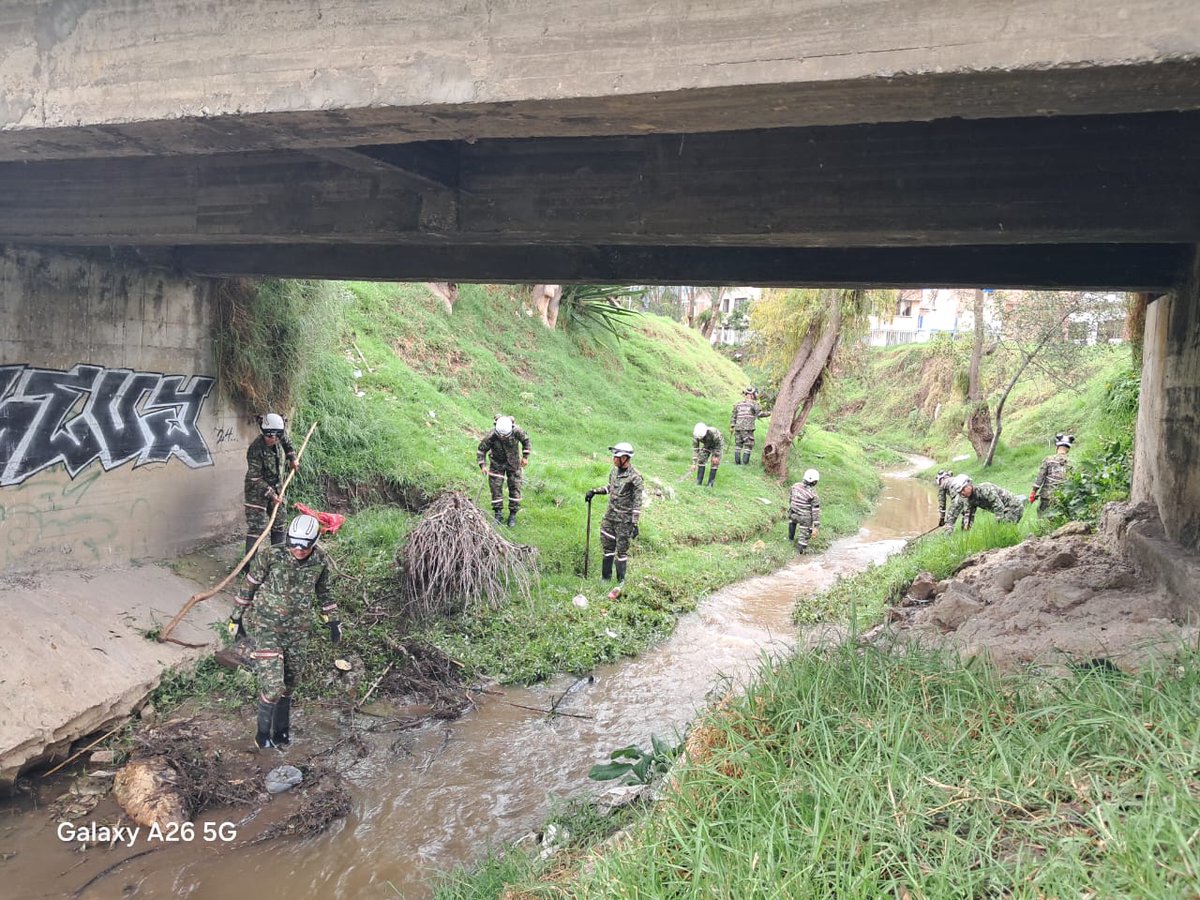 1anoticiass's tweet image. En #Sogamoso, #Boyacá, soldados de la Brigada de Ingenieros de Atención y Prevención de Desastres, en articulación con la administración municipal, realizaron limpieza en la quebrada Monquirá, logrando la remoción de cerca de 40 m³ de lodo y residuos.
Vía: @Ingenieros_EJC