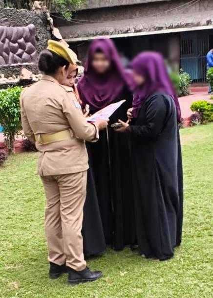 moradabadpolice's tweet image. #SSP @moradabadpolice के निर्देशन में महिला थाना पुलिस द्वारा #MissionShakti5 अभियान फेज-5 के तहत थाना क्षेत्रा0 भ्रमणशील रहकर महिलाओं/बालिकाओ को हे0नं0- 1090,112,181,1098,1930,1076 से प्राप्त होने वाली सुविधाओं आदि के बारे में जागरूक किया गया।
#नारी_सुरक्षा_सम्मान_स्वावलंबन