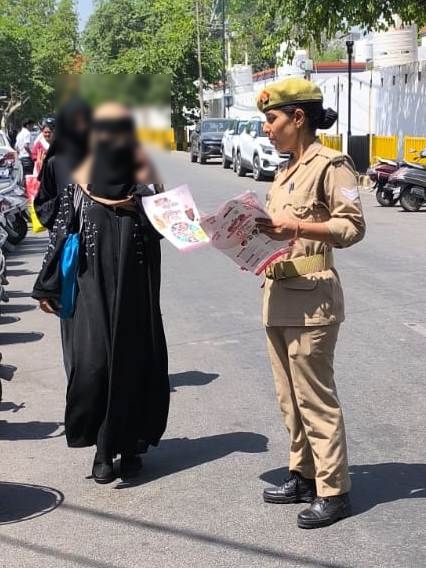 moradabadpolice's tweet image. #SSP @moradabadpolice के निर्देशन में महिला थाना पुलिस द्वारा #MissionShakti5 अभियान फेज-5 के तहत थाना क्षेत्रा0 भ्रमणशील रहकर महिलाओं/बालिकाओ को हे0नं0- 1090,112,181,1098,1930,1076 से प्राप्त होने वाली सुविधाओं आदि के बारे में जागरूक किया गया।
#नारी_सुरक्षा_सम्मान_स्वावलंबन